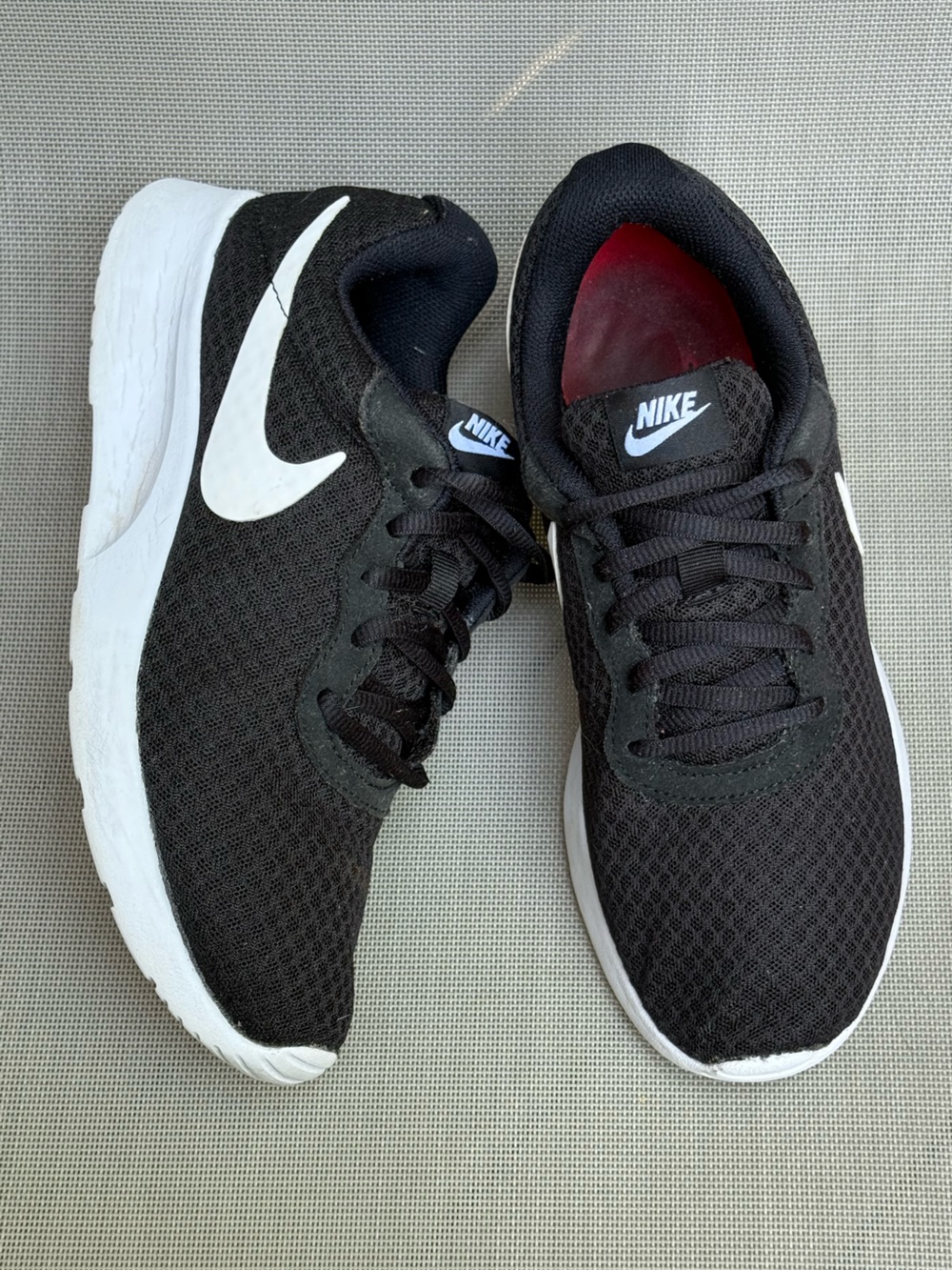 Nike Women's Tanjun Athletic Walking Running Shoes Black/White size 8